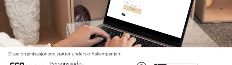 Mann signerer dokument på laptop