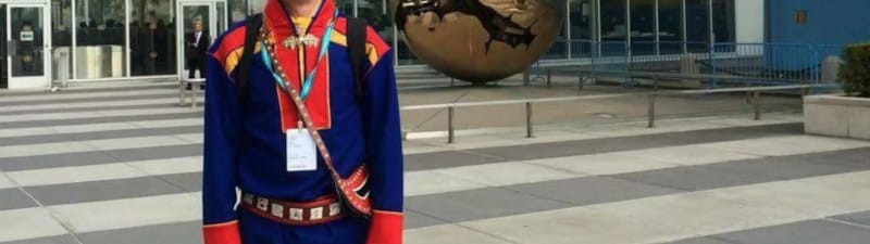 Sorenskriver Finn-Arne Schanche Selfors foran FN-bygningen ikledd samisk nasjonaldrakt