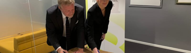 Jon Wessel-Aas og Emilie Enger Mehl signerer avtale om salærråd