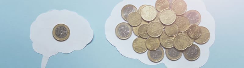 Snakkeboble med lite penger og snakkeboble med mye penger