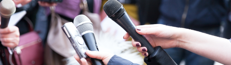 Journalister holder mikrofoner opp mot intervjuobjekt