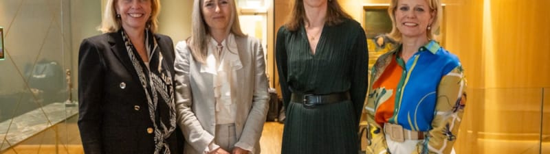 På bildet fra venstre: Advokatforeningens leder Siri Teigum, høyesterettsdommer Bergljot Webster, justisminister Astri Aas-Hansen, Advokatforeningens generalsekretær Merete Smith