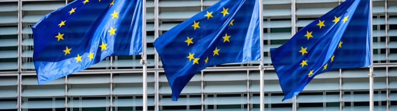 Tre EU-flagg utenfor kontorbygg