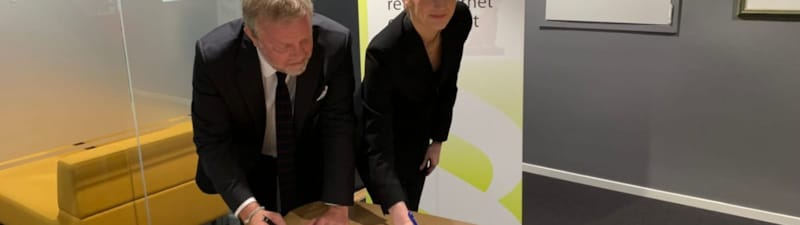 Jon Wessel-Aas og Emilie Enger Mehl signerer avtale