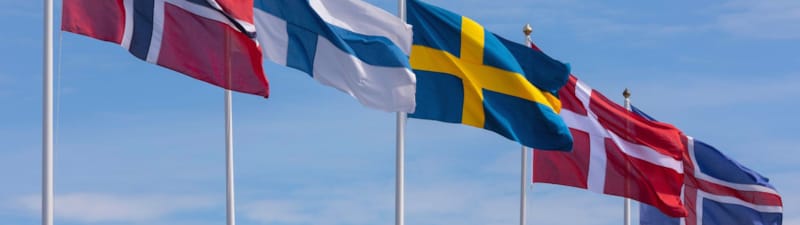 De fem nordiske flaggende vaier i vinden