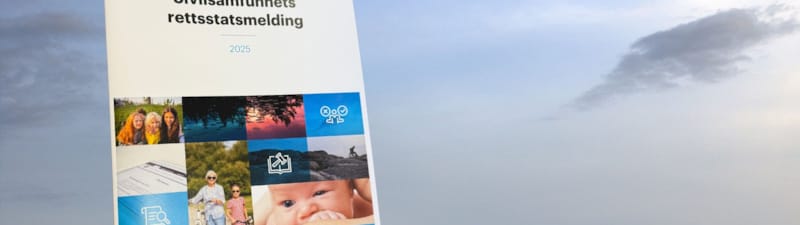 Bilde av forsiden på rettsstatsmeldingen lagt over et utsiktsbilde av svaberg