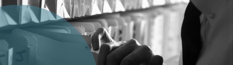 Mann som blar gjennom filer